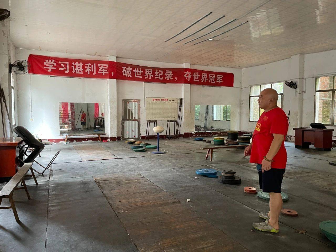 举重冠军家境贫寒_举重冠军家境穷的是谁_举重穷人家