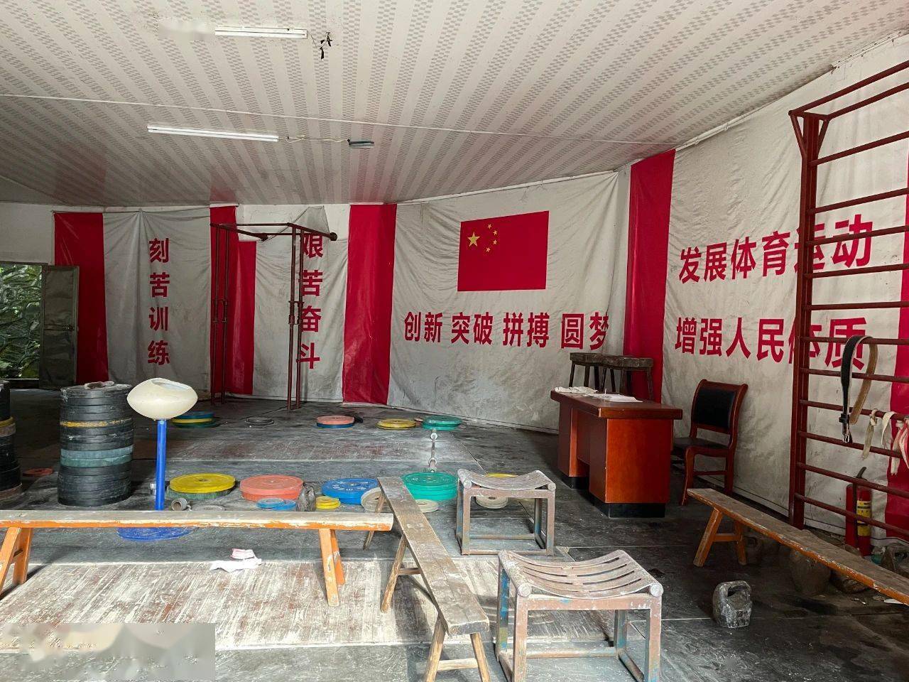举重冠军家境穷的是谁_举重穷人家_举重冠军家境贫寒