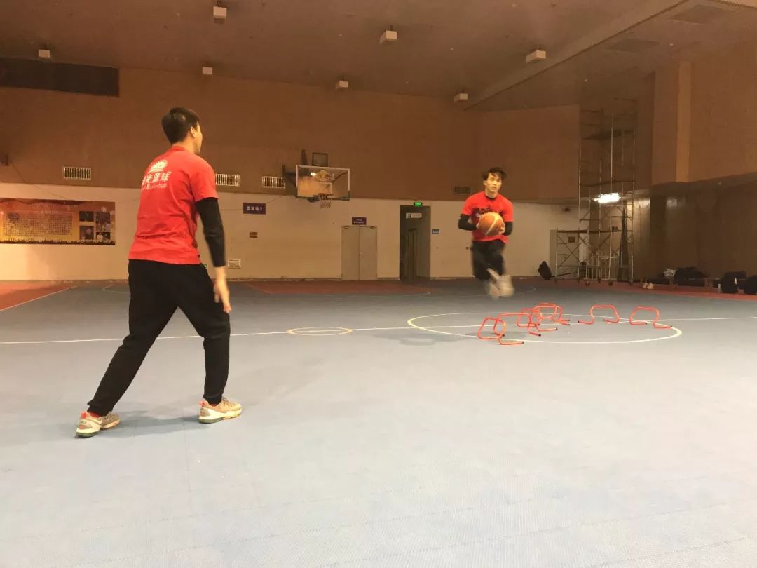 篮球跳步落地规则_篮球落地规则跳步教学视频_篮球落地视频