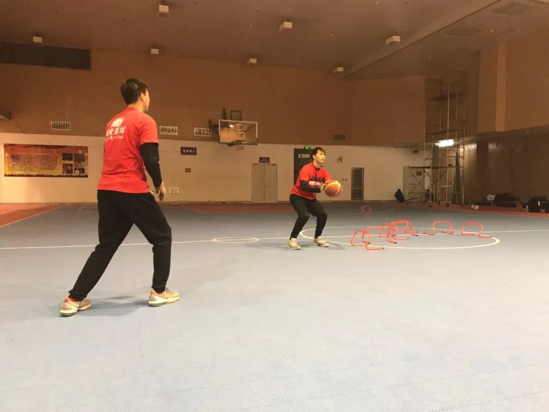 篮球落地视频_篮球跳步落地规则_篮球落地规则跳步教学视频