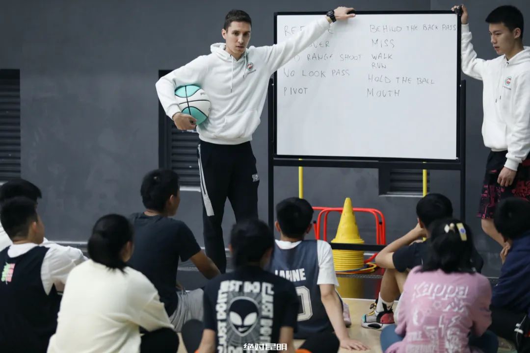三人篮球冠军教你打球_打球篮球三人冠军教学视频_三人篮球球员