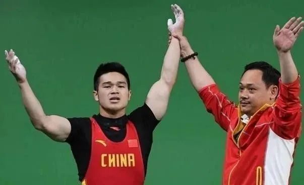 举重石智勇破纪录_举重冠军石智勇12秒_举重冠军石智勇有两个吗