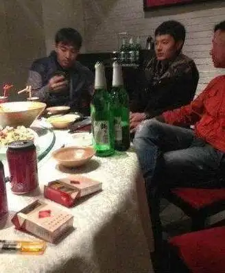 运动员吸烟_抽烟运动员_抽烟的跑步运动员